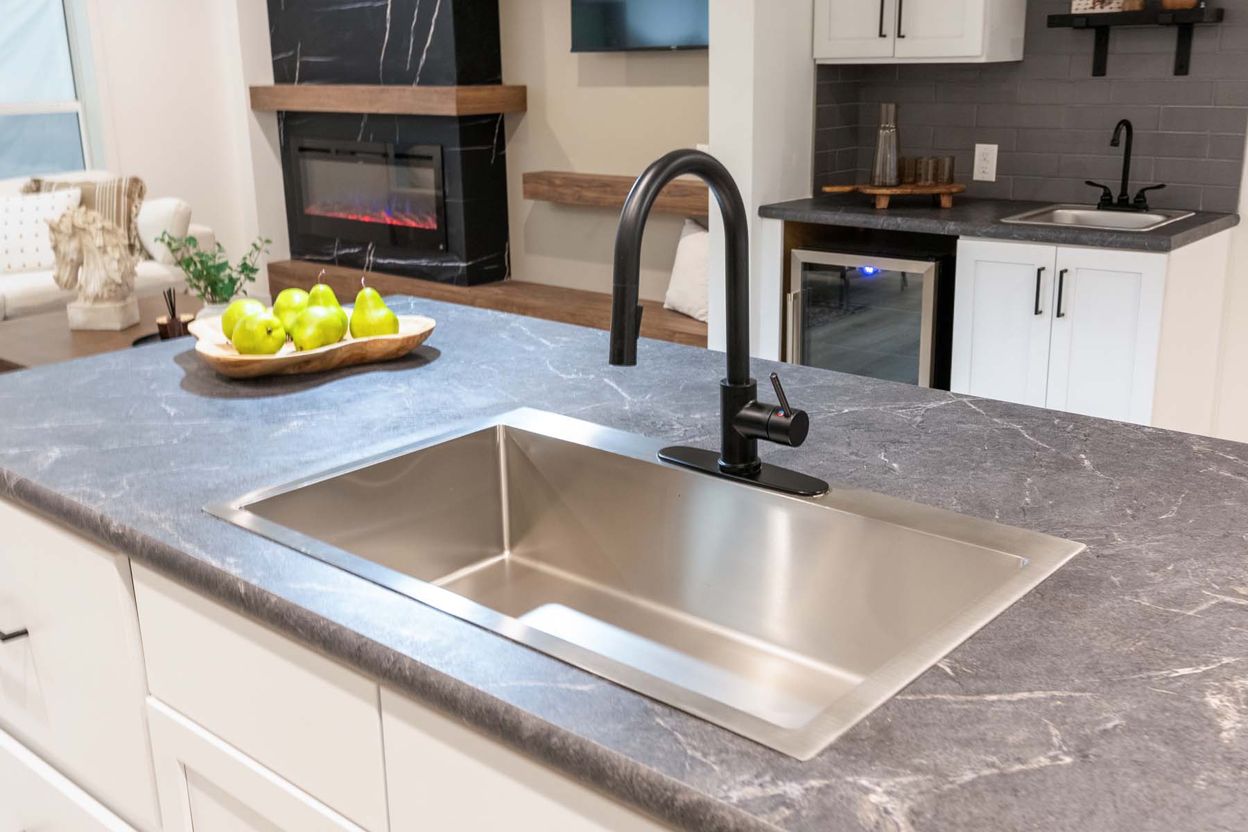 Black Faucet – Farmhouse No Apron